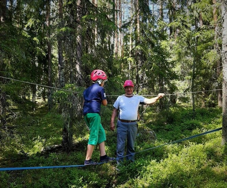 Isovanhemmat ja lapset metsään